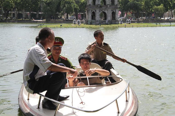 Nam thanh niên bơi ra Tháp Rùa để... tránh nóng ảnh 1