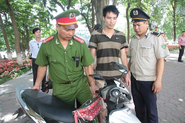 Nam thanh niên bơi ra Tháp Rùa để... tránh nóng ảnh 2