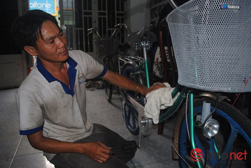 10 năm ở trọ, gom góp tặng xe đạp cho học trò nghèo ảnh 2