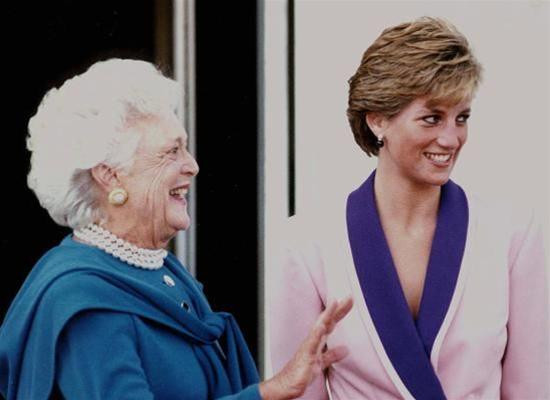 Công nương Diana lộng lẫy, thánh thiện trong bộ váy cưới trắng tinh khiết, hôm 29/7/1981 Mặc bộ Kimôno truyền thống của người Nhật trong chuyến thăm đầu tiên của công nương tới thành phố Kyoto năm 1986. Công nương Diana và cựu Đệ nhất phu nhân Barbara Bush sau khi họ cùng nhau uống cà phê buổi sáng ở Nhà Trắng hôm 5/10/1990 Cùng chồng tới thăm đài tưởng niệm Liệt sĩ Vô danh hôm 2/11/1992. Rực rỡ và đầy quyến rũ trong bộ váy ngắn màu đỏ cùng chiếc giày đỏ khi tới buổi dạ tiệc tại Paris, Pháp, hôm 25/9/1995. Chụp chung với chủ tạp chí Wasshington Post Katherine Graham, biên tập viên tờ Vogue Anna Wintour, và nhà tạo mẫu Ralph Lauren hôm 24/9/1996. Duyên dáng và nổi bật với bộ váy dài thướt tha màu xanh dương trong buổi lễ từ thiện ở Sydney, Australia hồi tháng 11/1996. Cá tính với quần thô và áo sơ mi thụng trắng tại một cuộc họp của Hội chữ thập đỏ Anh hồi tháng 1/1997.