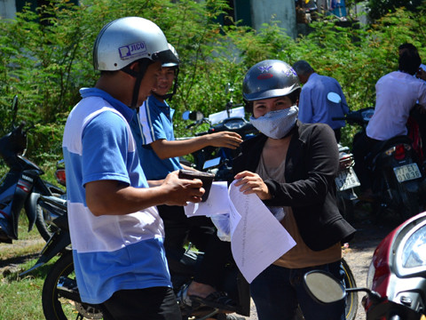 Nhiều người mua đáp án đề thi. ảnh Việt Hương