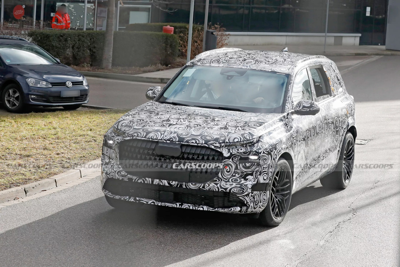 Chiếc xe được cho là Audi Q9 đang thử nghiệm.