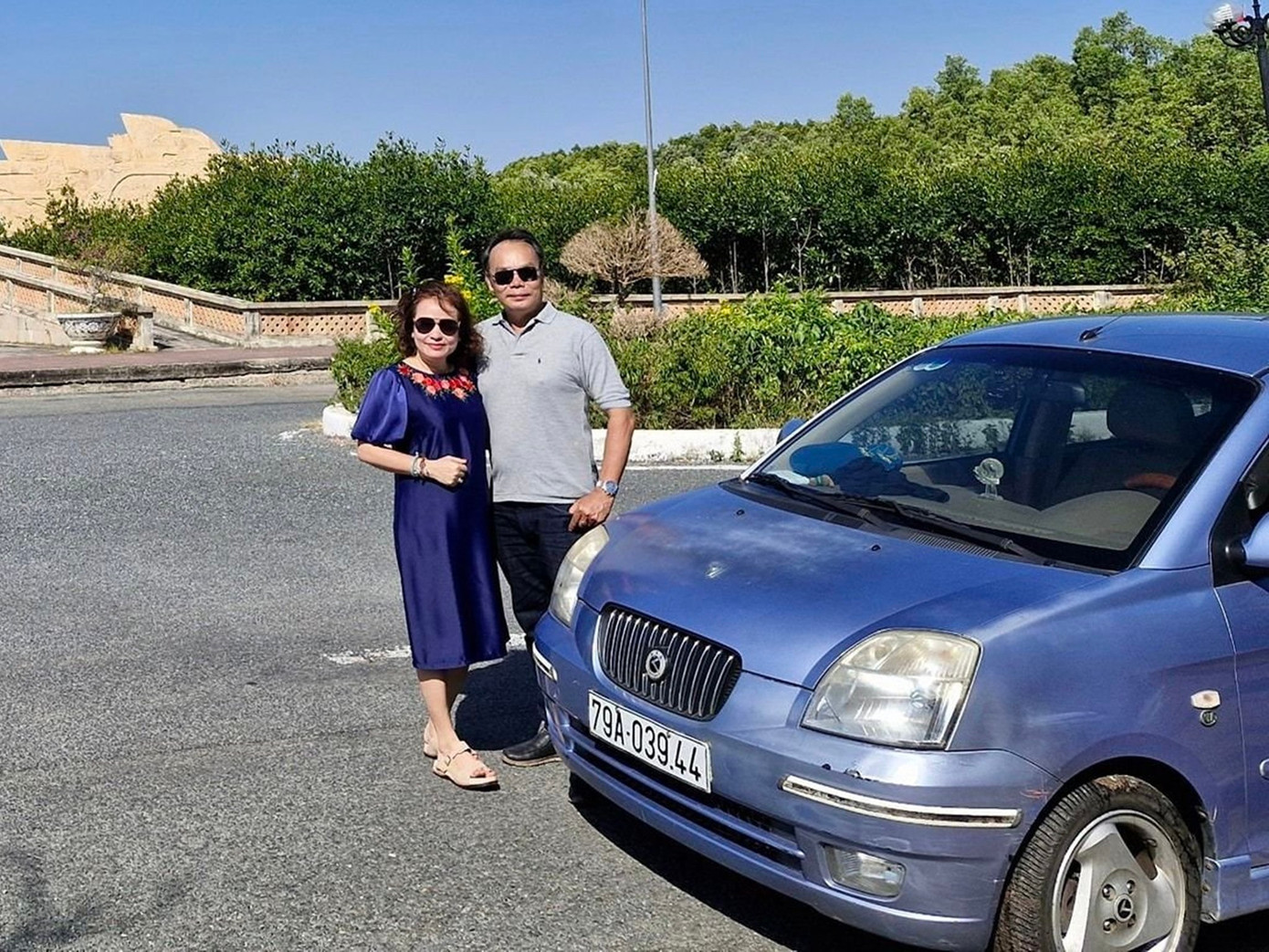 Anh Khắc Thiệu cùng vợ và chiếc xe của mình trong chuyến "Du xuân ngược"