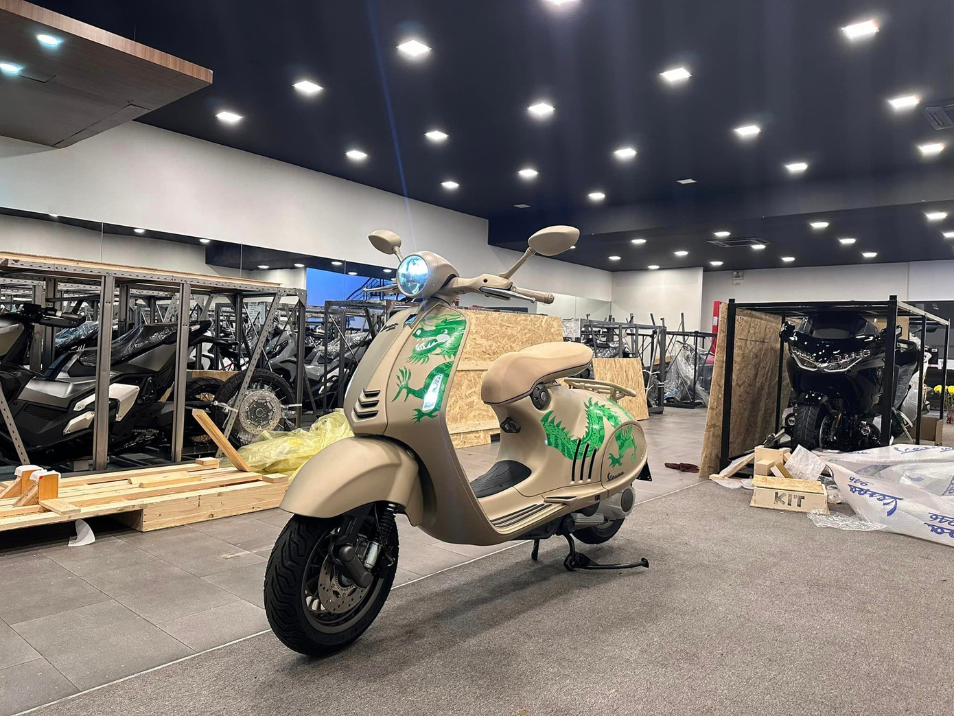 Vespa 946 Dragon đầu tiên Việt Nam.