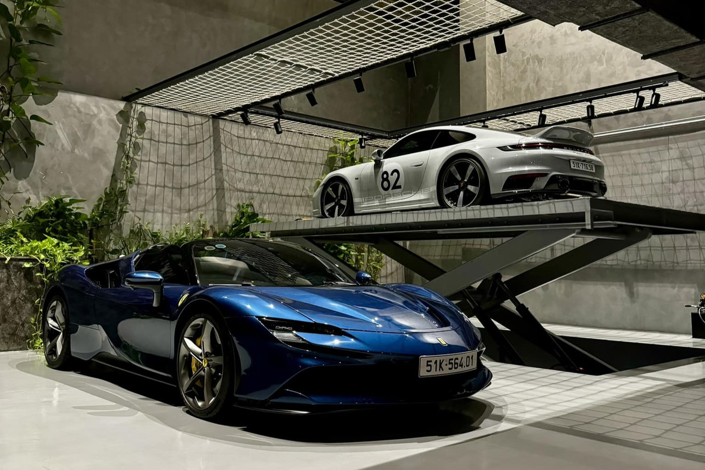 Hai chiếc Ferrai SF90 Spider và Porsche 911 Sport Classic của Cường "đô-la".