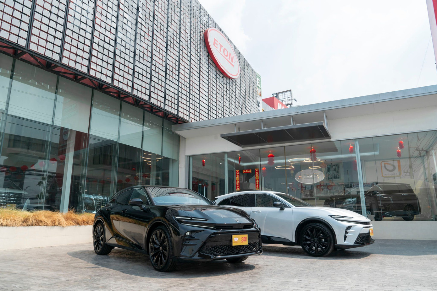 Cặp Toyota Crown Sport SUV đầu tiên tại Thái Lan.