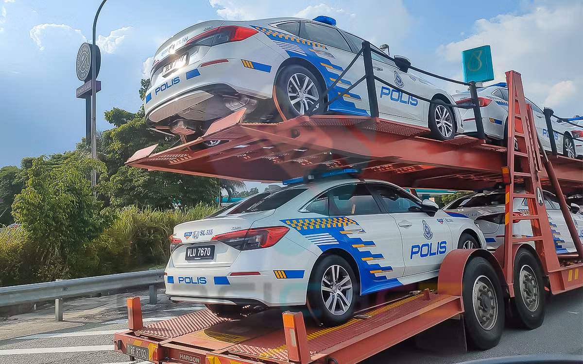 Những chiếc Civic được bắt gặp khi vận chuyển bằng xe chuyên dụng.
