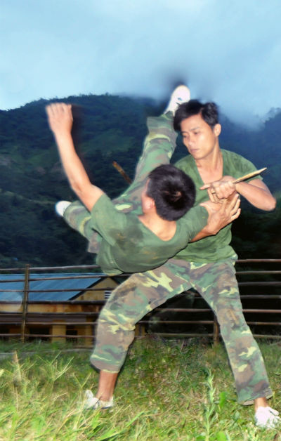 Tập luyện tước dao và khống chế đối tượng.