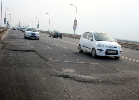 Mặt cầu Thăng Long sau nhiều lần sửa chữa