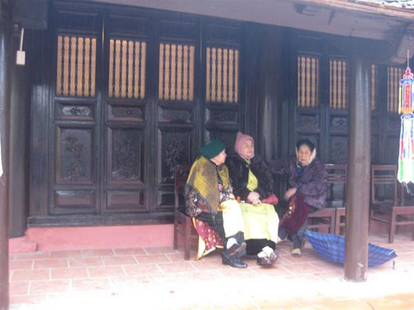 Đi lễ chùa Quán Sứ Sắp lễ tại phủ Tây Hồ sáng nay Mua vàng hương đi lễ tại Phủ Tây Hồ Mẹ đưa con tới Văn Miếu - Quốc Tử Giám cầu học hành thành đạt Cả gia đình đi lễ chùa đầu năm Các cụ già ngồi nghỉ sau khi đi lễ phủ Tây Hồ