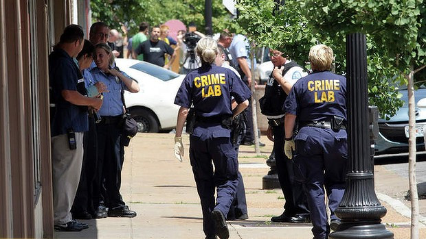 Mỹ liên tục xảy ra các vụ xả súng điên cuồng trong thời gian qua. Trong ảnh, cảnh sát đang có mặt tại hiện trường vụ xả súng hôm 13/6 ở thành phố St.Louis