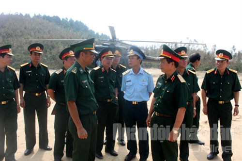 Trung tướng Nguyễn Quốc Khánh nghe đại diện lực lượng Bộ đội Biên phòng làm nhiệm vụ tại nơi an nghỉ của Đại tướng báo cáo tình hình... 