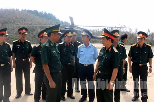 Trung tướng Nguyễn Quốc Khánh nghe đại diện lực lượng Bộ đội Biên phòng làm nhiệm vụ tại nơi an nghỉ của Đại tướng báo cáo tình hình... 