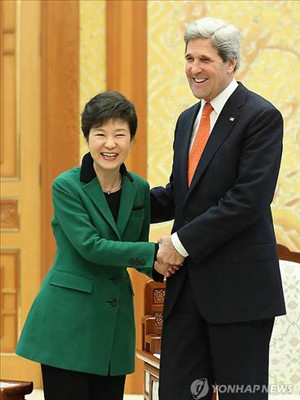 Gặp Tổng thống Hàn Quốc Park Geun-hye ngày 12/4, Ngoại trưởng Mỹ John Kerry (phải) nói Washington sẽ làm việc chặt chẽ với Seoul để kiên quyết đối phó nguy cơ từ Bình Nhưỡng, trong khi bà Park nói sẵn sàng đối thoại với Triều Tiên Ảnh: Yonhap