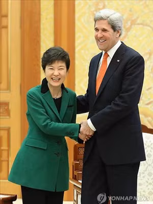 Gặp Tổng thống Hàn Quốc Park Geun-hye ngày 12/4, Ngoại trưởng Mỹ John Kerry (phải) nói Washington sẽ làm việc chặt chẽ với Seoul để kiên quyết đối phó nguy cơ từ Bình Nhưỡng, trong khi bà Park nói sẵn sàng đối thoại với Triều Tiên Ảnh: Yonhap