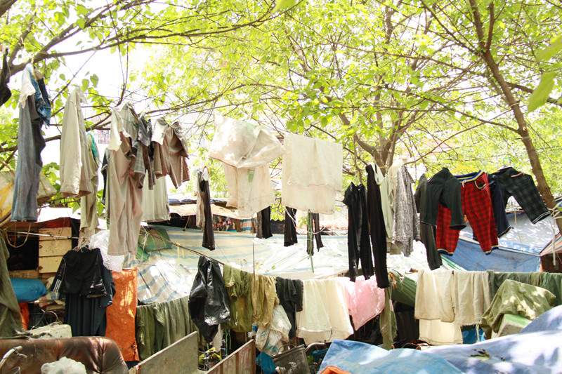 Quần áo của những lao động ở đây được phơi trên bãi rác, cùng với những bao tải rác vừa giặt để đựng rác cho những lần sau