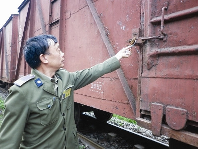 15 toa gỗ được đưa về ga Giáp Bát (Hà Nội) đã 2 tháng nay nhưng cơ quan chức năng vẫn chưa đưa ra biện pháp xử lý