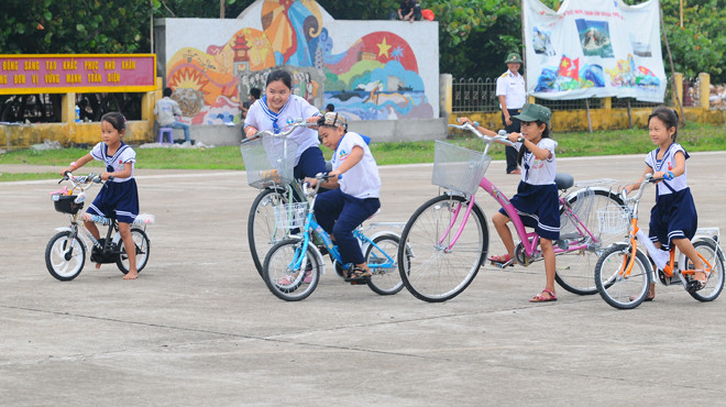 Quần đảo Hoàng Sa, Trường Sa thuộc chủ quyền Việt Nam. Trong ảnh: trẻ em vui chơi trên đảo Trường Sa Lớn - Ảnh: T.T.D.(Tuổi Trẻ) 