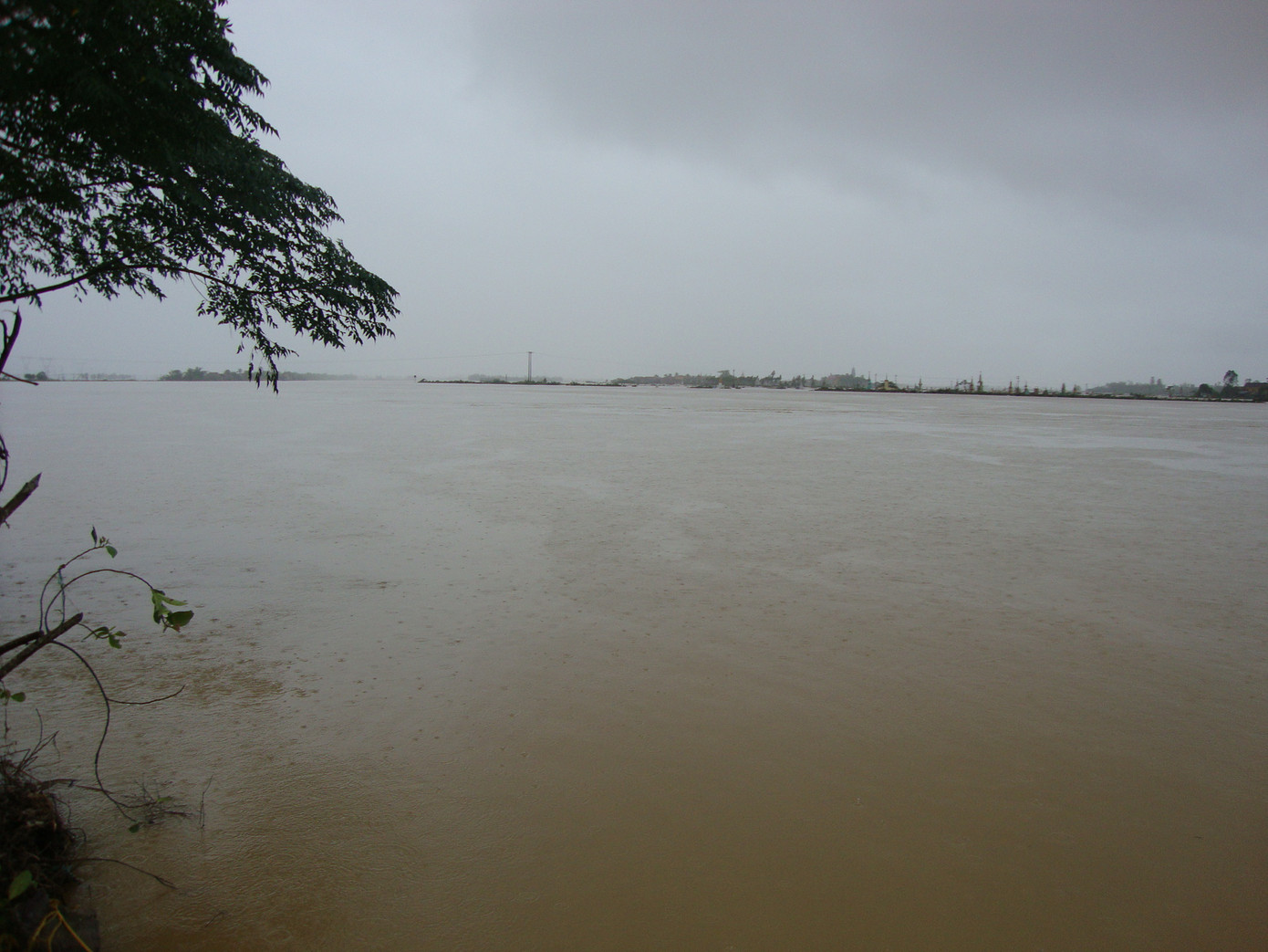 Vùng cồn bãi xã Quảng Minh chỉ còn là một vệt mờ trong mênh mang nước lũ. Ảnh: Hoàng Nam Vùng cồn bãi xã Quảng MInh chỉ còn là một vệt mờ trong mênh mang nước lũ