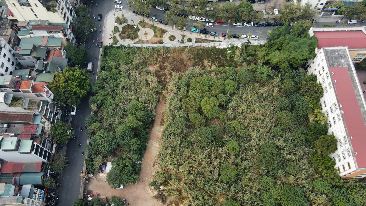 Bên cạnh đó, một phần khu đất được xây dựng khu vườn hoa, cây xanh phục vụ người dân.