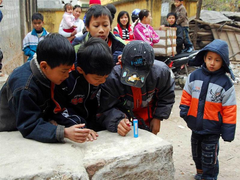 Ngang nhiên đốt pháo giữa xóm sáng mồng 4 Tết tại làng Đồng Kỵ. Ảnh: Nhật Anh-TTXVN Xe rác chở đầy xác pháo. Ảnh: Nhật Anh-TTXVN. Trẻ em xúm lại đốt qủa pháo đùng bất chấp nguy hiểm. Ảnh: Nhật Anh-TTXVN.