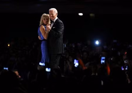 Vợ chồng Phó tổng thống Joe Biden cũng có màn khiêu vũ trên sân khấu trước sự chứng kiến của đông đảo khách mời