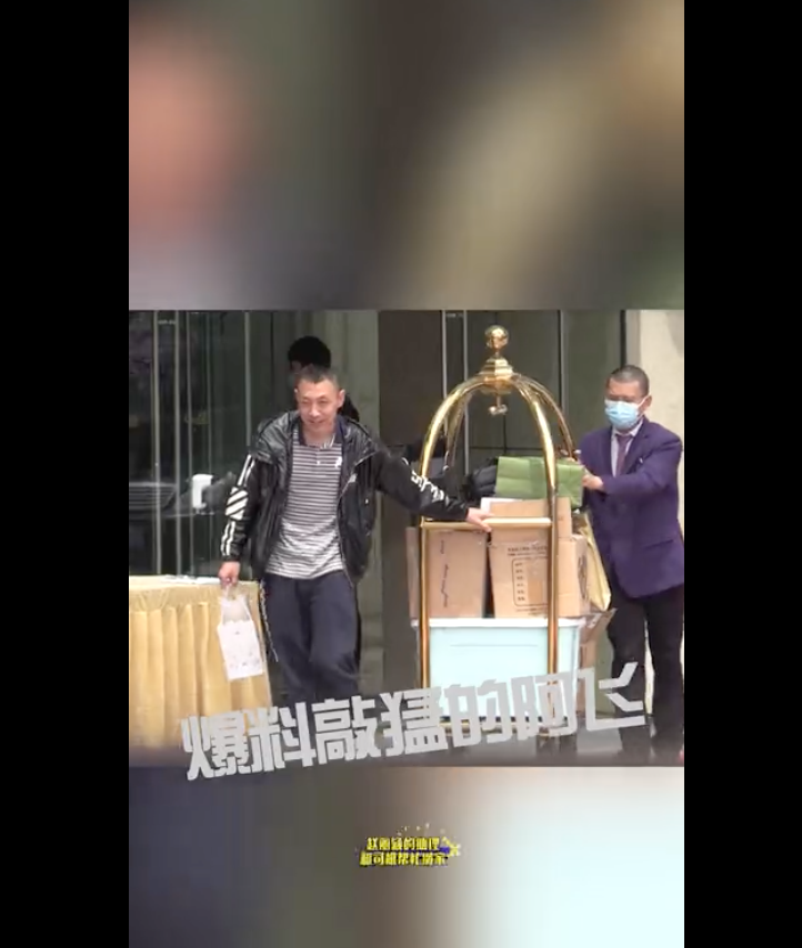 Nhân viên hỗ trợ chuyển hành lý của Triệu Lệ Dĩnh ra khỏi tổ ấm một thời của cô. Nhân viên hỗ trợ chuyển hành lý của Triệu Lệ Dĩnh ra khỏi tổ ấm một thời của cô.