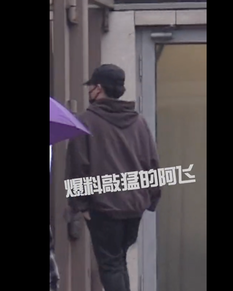 Phùng Thiệu Phong đi trước cùng trợ lý Phùng Thiệu Phong đi trước cùng trợ lý