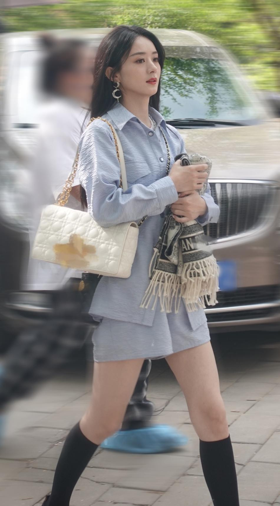 Bà mẹ "bỉm sữa" 34 tuổi trông như mới đầu hai mươi với phong cách thời trang trẻ trung, giản dị. Bà mẹ "bỉm sữa" 34 tuổi trông như mới đầu hai mươi với phong cách thời trang trẻ trung, giản dị.