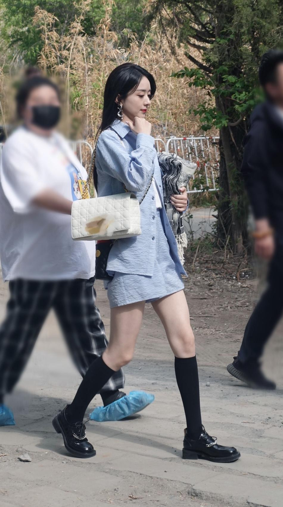 Triệu Lệ Dĩnh xuất hiện công khai sau khi thông báo ly hôn Phùng Thiệu Phong. Triệu Lệ Dĩnh xuất hiện công khai sau khi thông báo ly hôn Phùng Thiệu Phong.