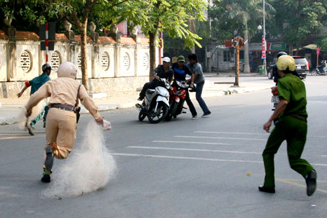 Hình ảnh dùng bùi nhùi lưới trước đây từng gây nhiều phản ứng trái chiều trong dư luận