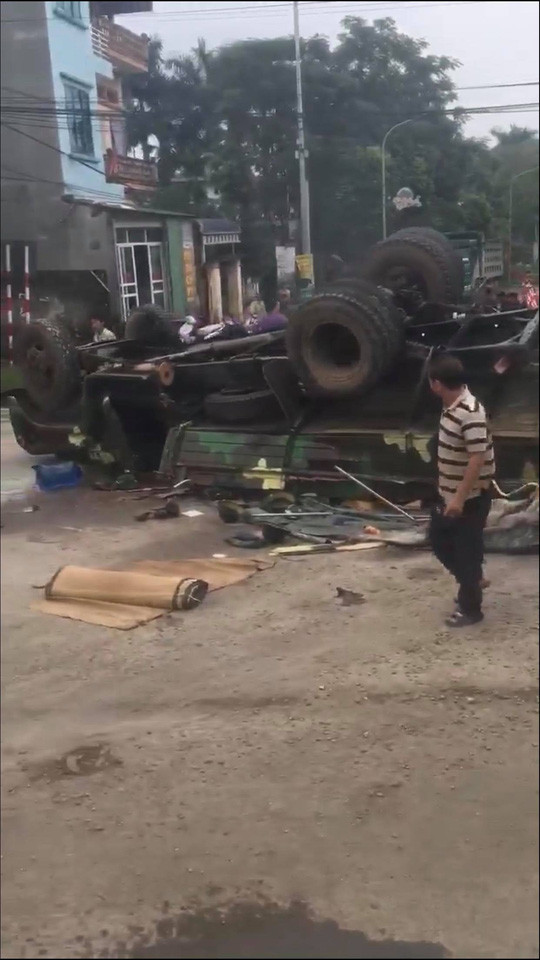 Xe quân sự bị lật ở Quốc Oai, hàng chục chiến sĩ bị thương ảnh 1