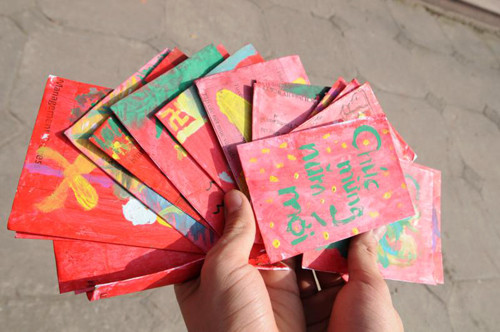 Thiệp lì xì được tự tay các bạn làm dùng để đổi túi nylon