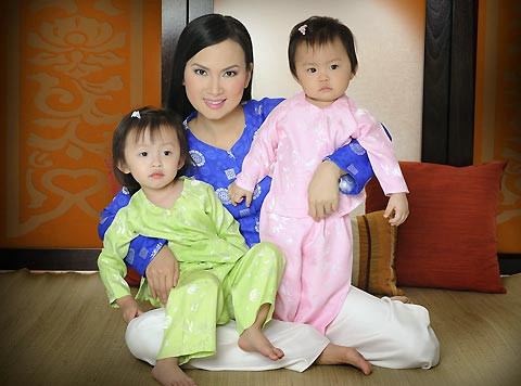 Hà Phương và 2 công chúa nhỏ