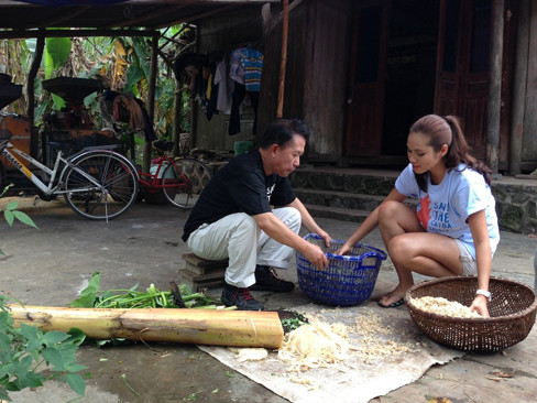 Nhưng có lẽ công việc thú vị nhất của họ đó là...băm bèo cho lợn ăn