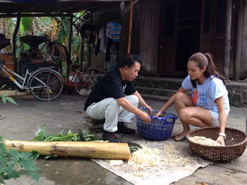 Nhưng có lẽ công việc thú vị nhất của họ đó là...băm bèo cho lợn ăn