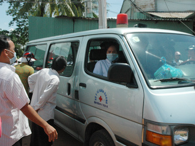 Xe cứu thương đầu tiên đưa thi thể nạn nhân rời hiện trường. Ảnh: Quang Phương. Xe cứu thương đầu tiên đưa thi thể nạn nhân rời hiện trường. Ảnh: Quang Phương