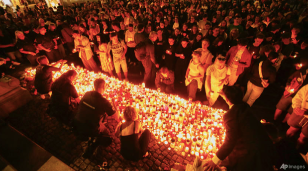 Buổi lễ thắp nến ở Graz để tưởng nhớ các nạn nhân vụ xả súng trong trường học. (Ảnh: AP) Buổi lễ thắp nến ở Graz để tưởng nhớ các nạn nhân vụ xả súng trong trường học. (Ảnh: AP)