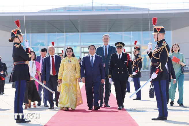 Thủ tướng Phạm Minh Chính và Phu nhân kết thúc chuyến công tác tại Pháp. (Ảnh: TTXVN)