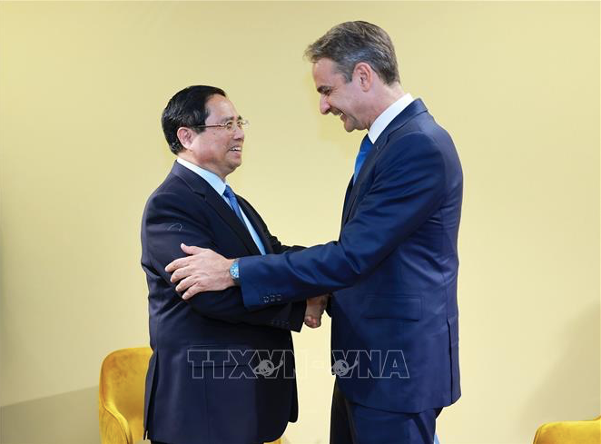 Thủ tướng Phạm Minh Chính và Thủ tướng Hy Lạp Kyriakos Mitsotakis trong cuộc gặp tại Nice, Pháp. Ảnh: TTXVN