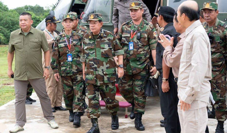 Ông Hun Sen thăm lực lượng đóng tại tỉnh biên giới Uddar Meanchey. (Ảnh: Khmer Times) Ông Hun Sen thăm lực lượng đóng tại tỉnh biên giới Uddar Meanchey. (Ảnh: Khmer Times)