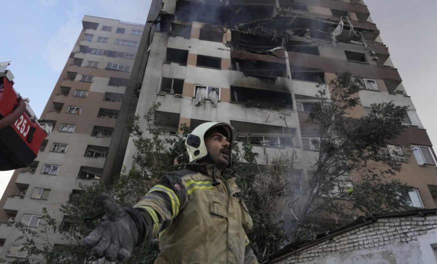 Một tòa nhà của Iran bị hư hại nặng sau cuộc tấn công của Israel, sáng 13/6. (Ảnh: AP) Một tòa nhà của Iran bị hư hại nặng sau cuộc tấn công của Israel, sáng 13/6. (Ảnh: AP)