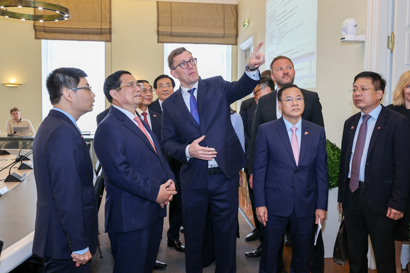 Thủ tướng Kristen Michal mời Thủ tướng Phạm Minh Chính tham quan Văn phòng Thủ tướng. Ảnh: VGP Thủ tướng Kristen Michal mời Thủ tướng Phạm Minh Chính tham quan Văn phòng Thủ tướng. Ảnh: VGP