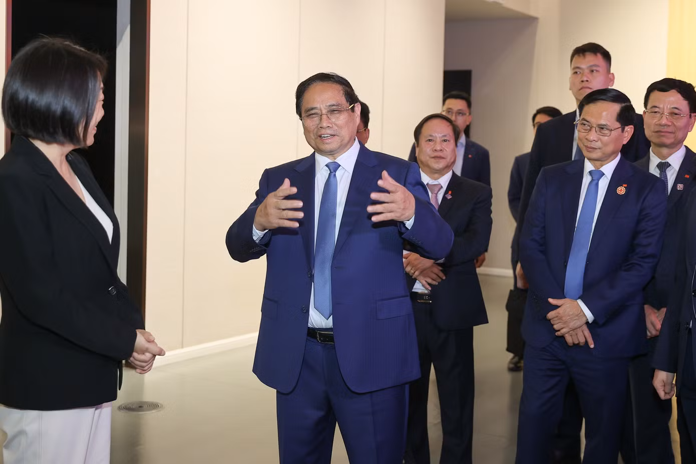 Thủ tướng chia sẻ trong buổi tham quan. Ảnh: VGP Thủ tướng chia sẻ trong buổi tham quan. Ảnh: VGP