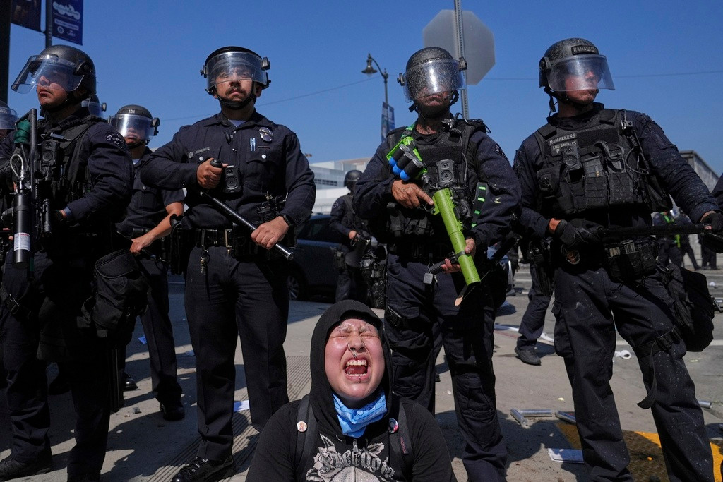 Một người hét lên khi đám đông biểu tình đối đầu với cảnh sát Los Angeles, ngày 8/6. (Ảnh: AP) Một người hét lên khi đám đông biểu tình đối đầu với cảnh sát Los Angeles, ngày 8/6. (Ảnh: AP)