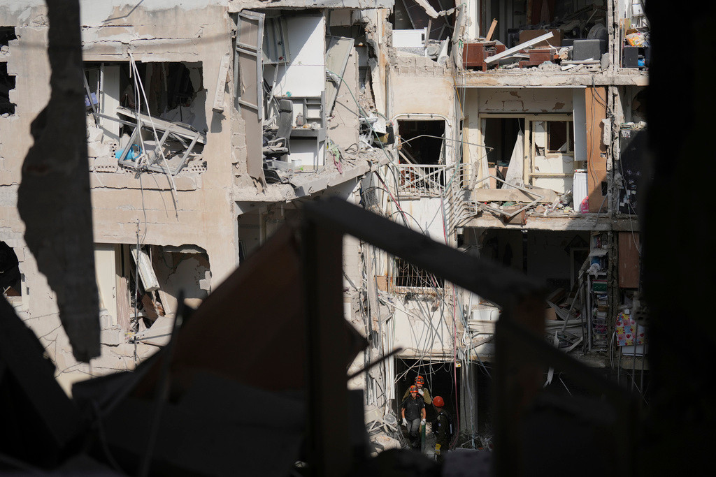 Các tòa nhà dân cư bị phá hủy trong cuộc tấn công bằng tên lửa của Iran vào Bat Yam, miền trung Israel, ngày 15/6. (Ảnh: AP) Các tòa nhà dân cư bị phá hủy trong cuộc tấn công bằng tên lửa của Iran vào Bat Yam, miền trung Israel, ngày 15/6. (Ảnh: AP)