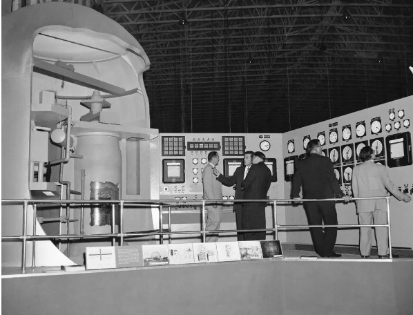 Một lò phản ứng nước sôi tại gian hàng của Mỹ tại triển lãm “Nguyên tử vì hòa bình” ở Geneva, Thụy Sĩ, năm 1958. (Ảnh: AP)