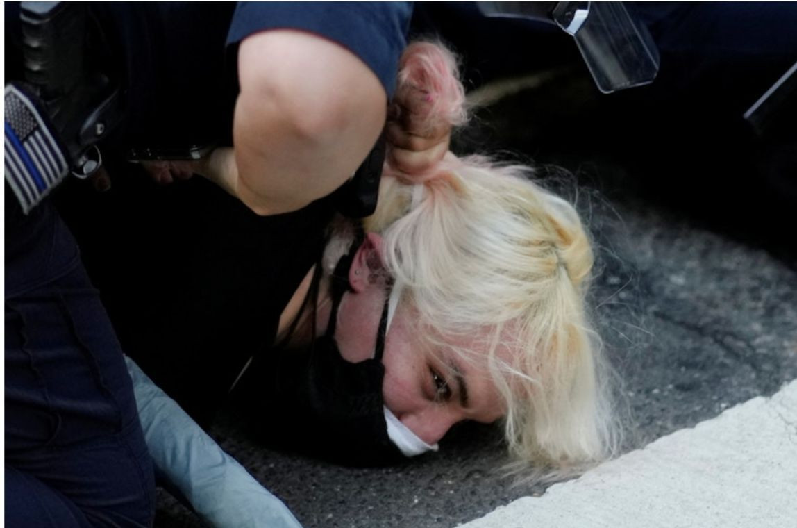 Một người biểu tình bị khống chế trên phố. (Ảnh: Reuters) Một người biểu tình bị khống chế trên phố. (Ảnh: Reuters)