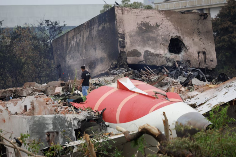 Hiện trường vụ rơi máy bay ở bang Gujarat, Ấn Độ. (Ảnh: Reuters)