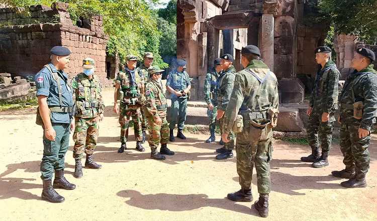 Binh lính Campuchia ở khu vực đền Ta Moam Thom. (Ảnh: Khmer Times) Binh lính Campuchia ở khu vực đền Ta Moam Thom. (Ảnh: Khmer Times)